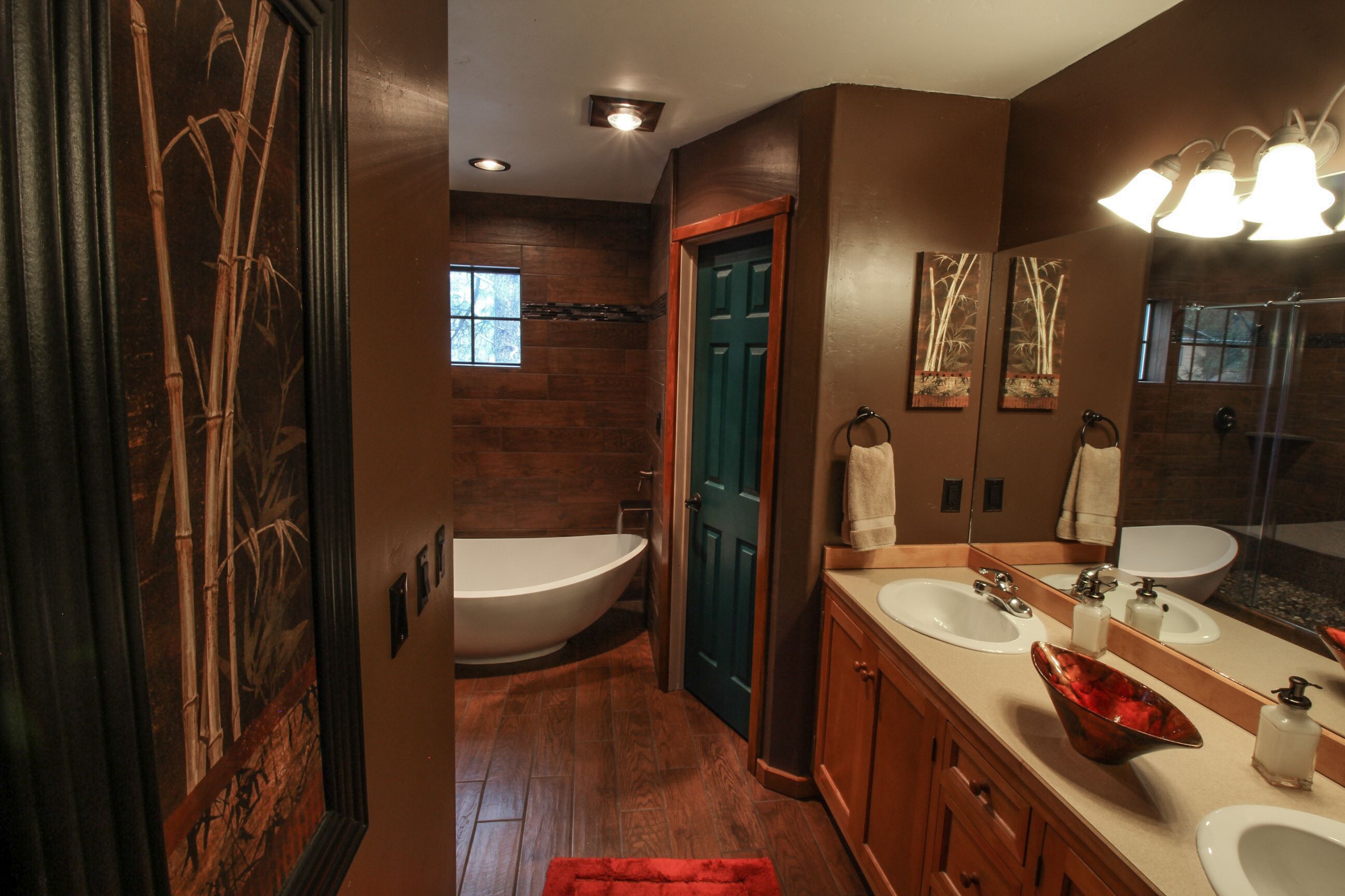 Combined shower/tub, hair dryer, towels