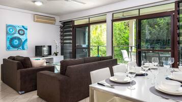 Deluxe Apartment, 3 Bedrooms, 2 Bathrooms, Garden View | In-room dining