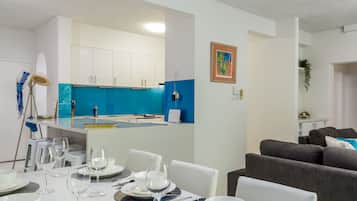 Deluxe Apartment, 3 Bedrooms, 2 Bathrooms, Garden View | In-room dining