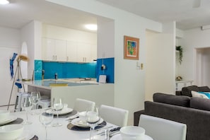 Deluxe Apartment, 3 Bedrooms, 2 Bathrooms, Garden View | In-room dining