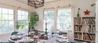 Garden Party Retreat con arte, oggetti d'antiquariato, una biblioteca, una Steinway, animali domestici Benvenuti!