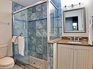 Combined shower/bathtub, hair dryer, towels - Walk to the #1 Beach in America, Offers Heated community Pool, Free Wi-Fi (Siesta Key)