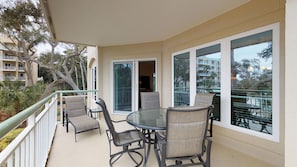 Outdoor dining - 4 Bedroom Oceanfront Villa in Windsor Place! (Hilton Head)