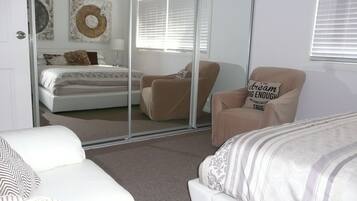 4 bedrooms, iron/ironing board, WiFi, bed sheets