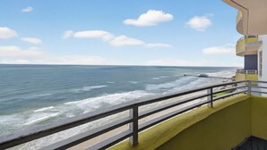 Ein Balkon mit Blick auf den Ozean und einen Steg.