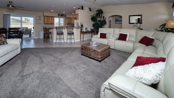 Een smart-tv, een dvd-speler, tafelvoetbal en een tafeltennistafel