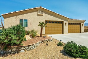 Exterior - Best 4BD 3BA Lakeside pool home close to ramp. Edge of desert. Close to ramp.  (Lake Havasu)