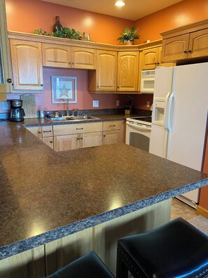 雪櫃、微波爐、焗爐、爐具