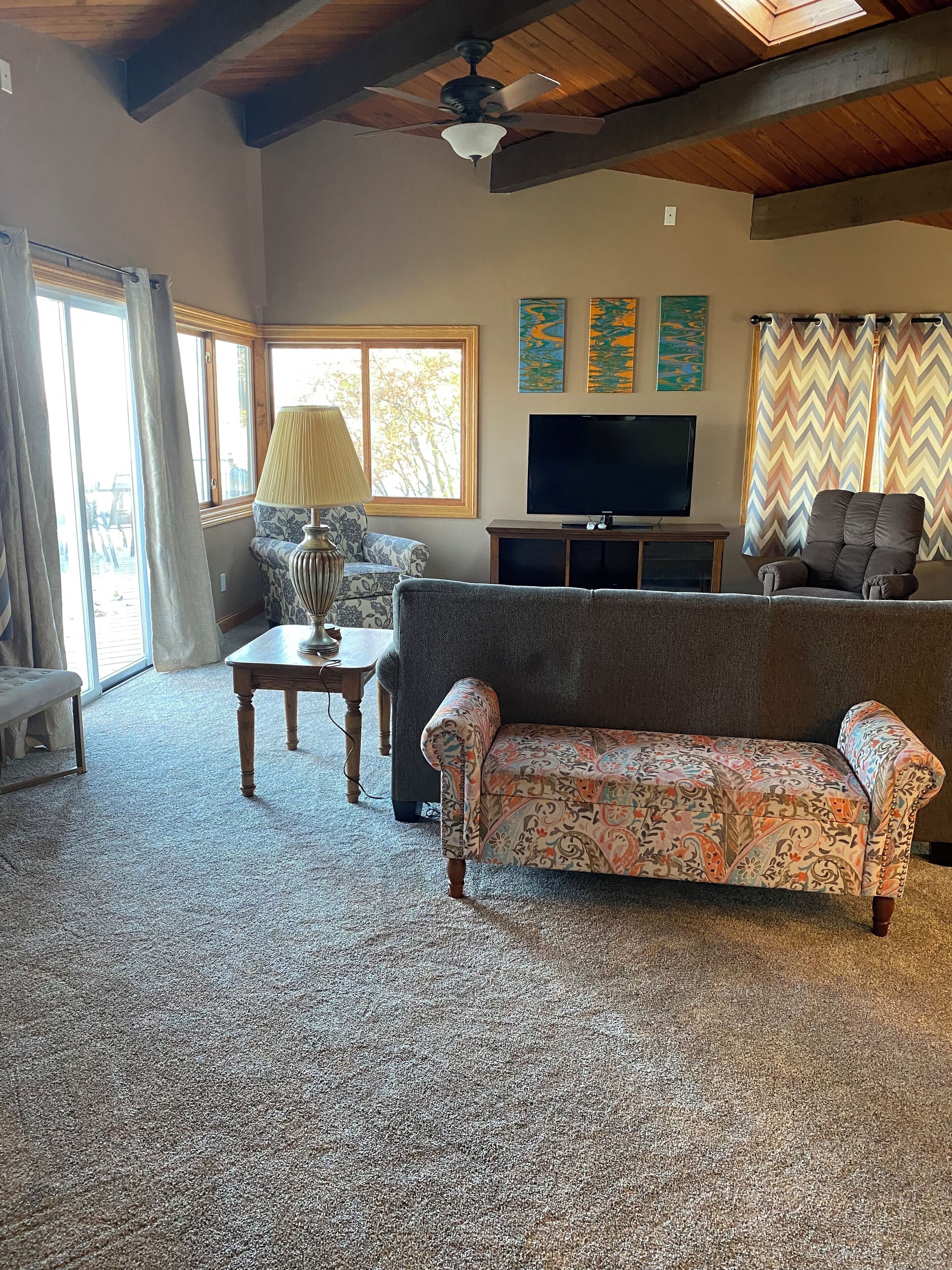 Fernseher, DVD-Player, Bücher