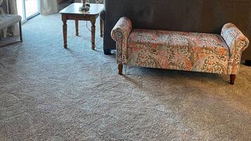 Una televisión, un reproductor de DVD, libros