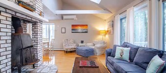 Cape Cod Retreat. Near Beaches and Amazing Pond
