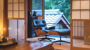 Free minibar, desk, free WiFi, bed sheets