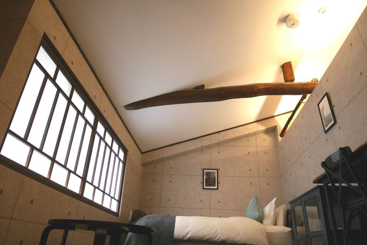 迷你吧（备有免费物品） 、办公桌、免费 WiFi、床单