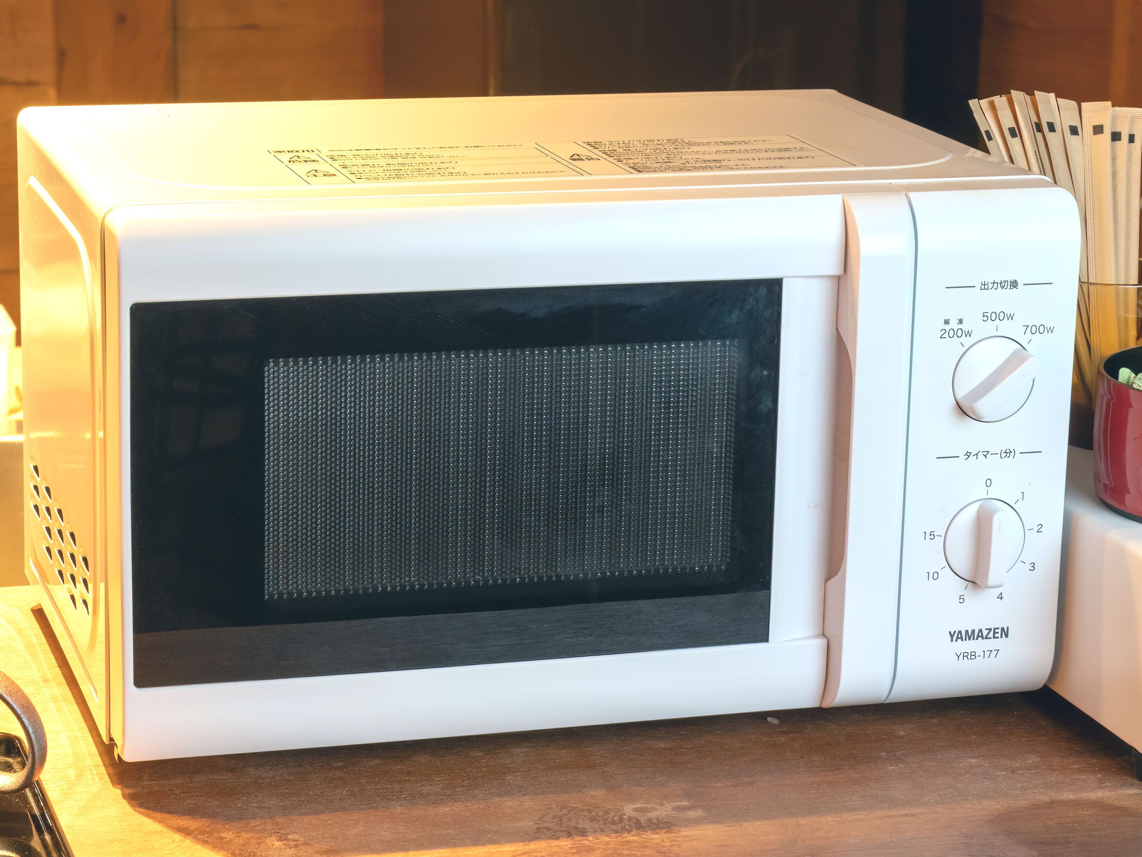 Un four à micro-ondes blanc doté d’un écran numérique et de boutons de commande.
