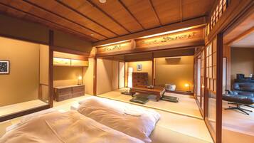 Traditional Quadruple Room | Free minibar, desk, free WiFi, bed sheets
