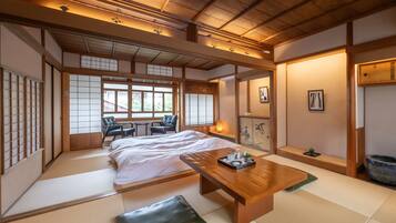 Free minibar, desk, free WiFi, bed sheets