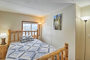 2 bedrooms, iron/ironing board, WiFi, bed sheets - Columbia Falls Home ~ 22 Mi to Glacier Nat’l Park! (Columbia Falls)