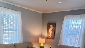 Un salon avec deux canapés, une table basse et une lampe.