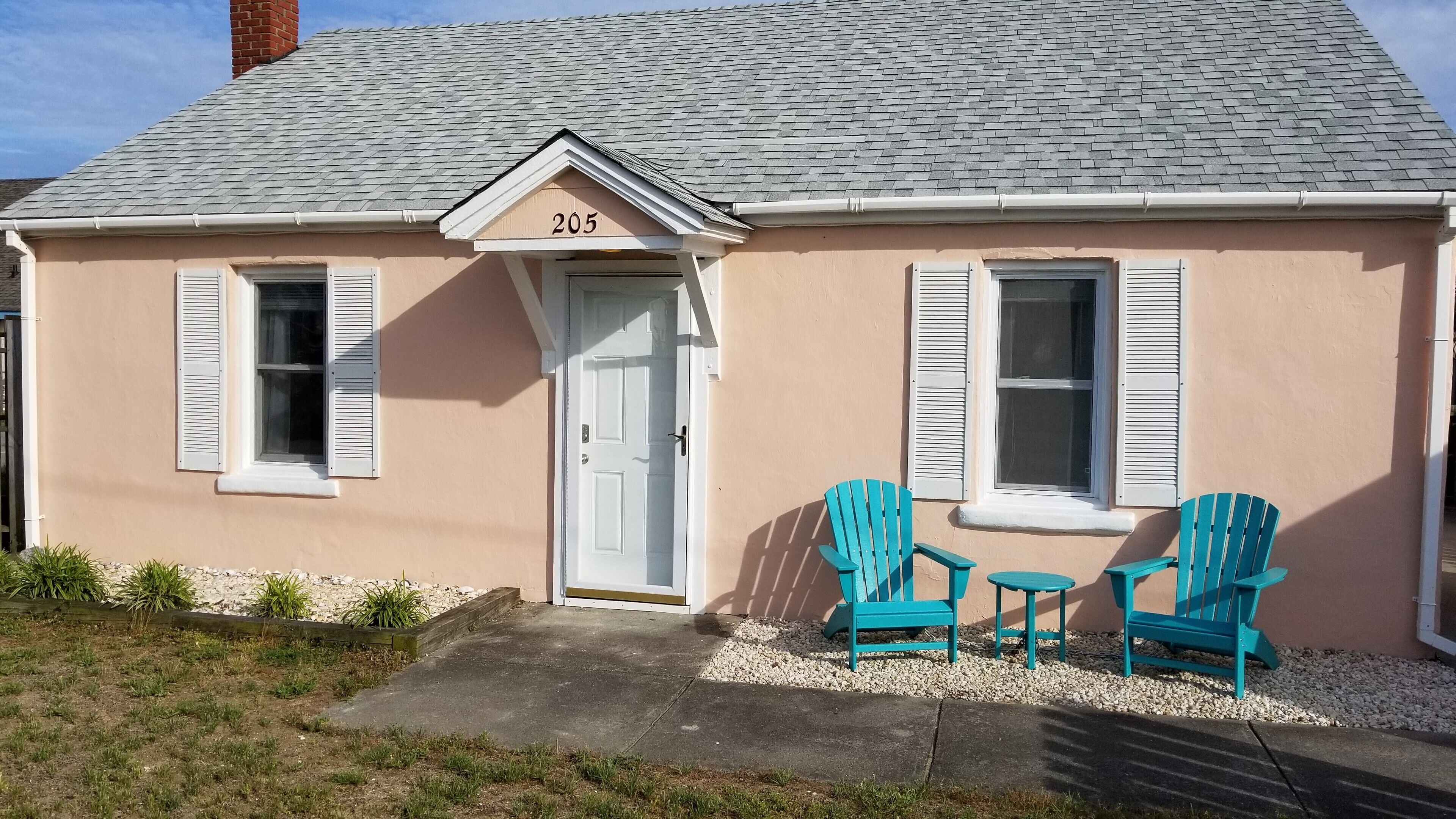 Vintage beach bungalow. Steps to beach! Bring your dog!  