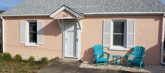 Vintage beach bungalow. Steps to beach! Bring your dog!  