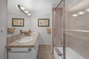 Combined shower/bathtub, towels - ABOUT TIME at The Truman Annex in Key West (Key West)