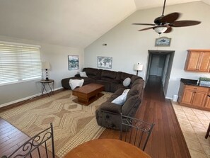 TV connectée, cheminée, jouets