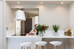 Køleskab, mikrobølgeovn, ovn, kogeplade