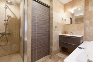 Dusche, Whirlpool, Haartrockner, Handtücher