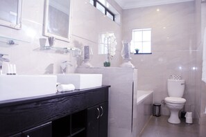Luxury Room | Bathroom | Separate bathtub and shower, free toiletries, towels
