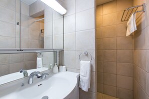 Hair dryer, towels - Ramat Niseko - Hostel (Kutchan)