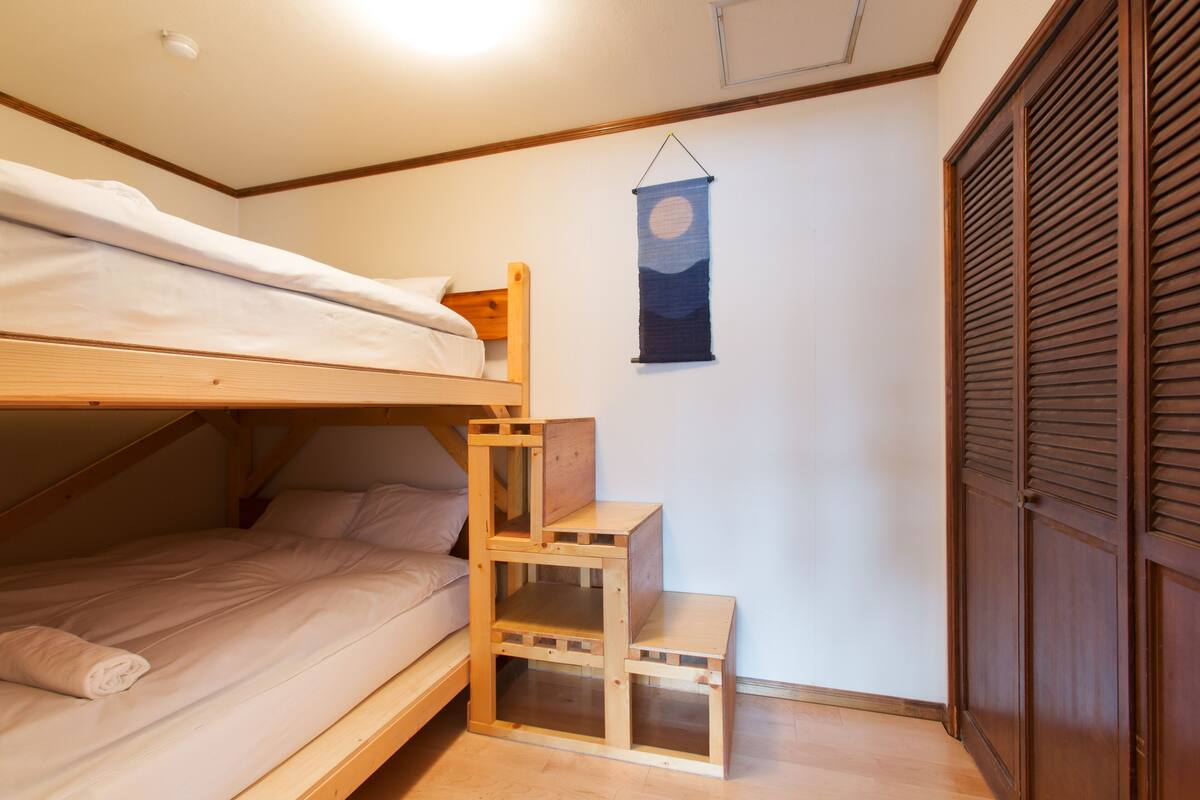 WiFi (free), bed sheets