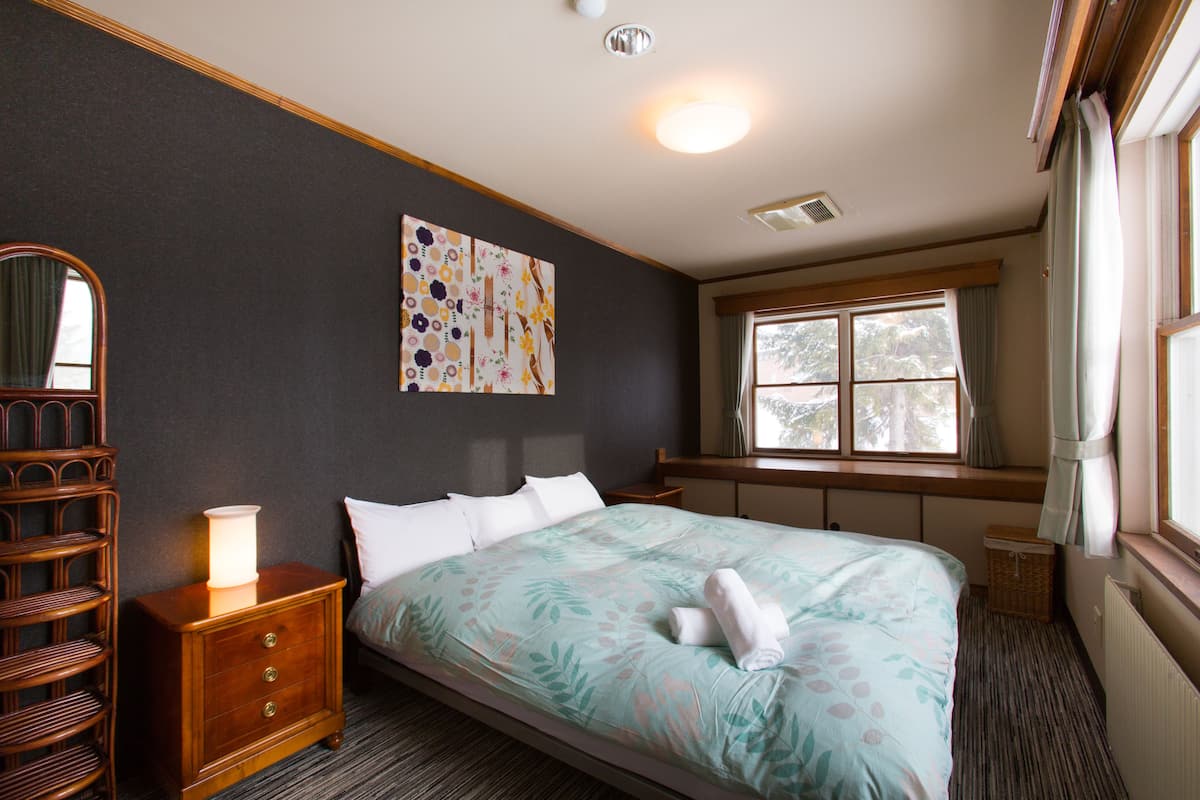 WiFi (free), bed sheets