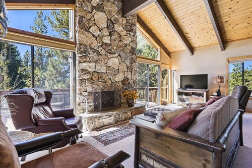 Modern Tahoe Retreat with A/C, Lake Peek & 3 King Beds