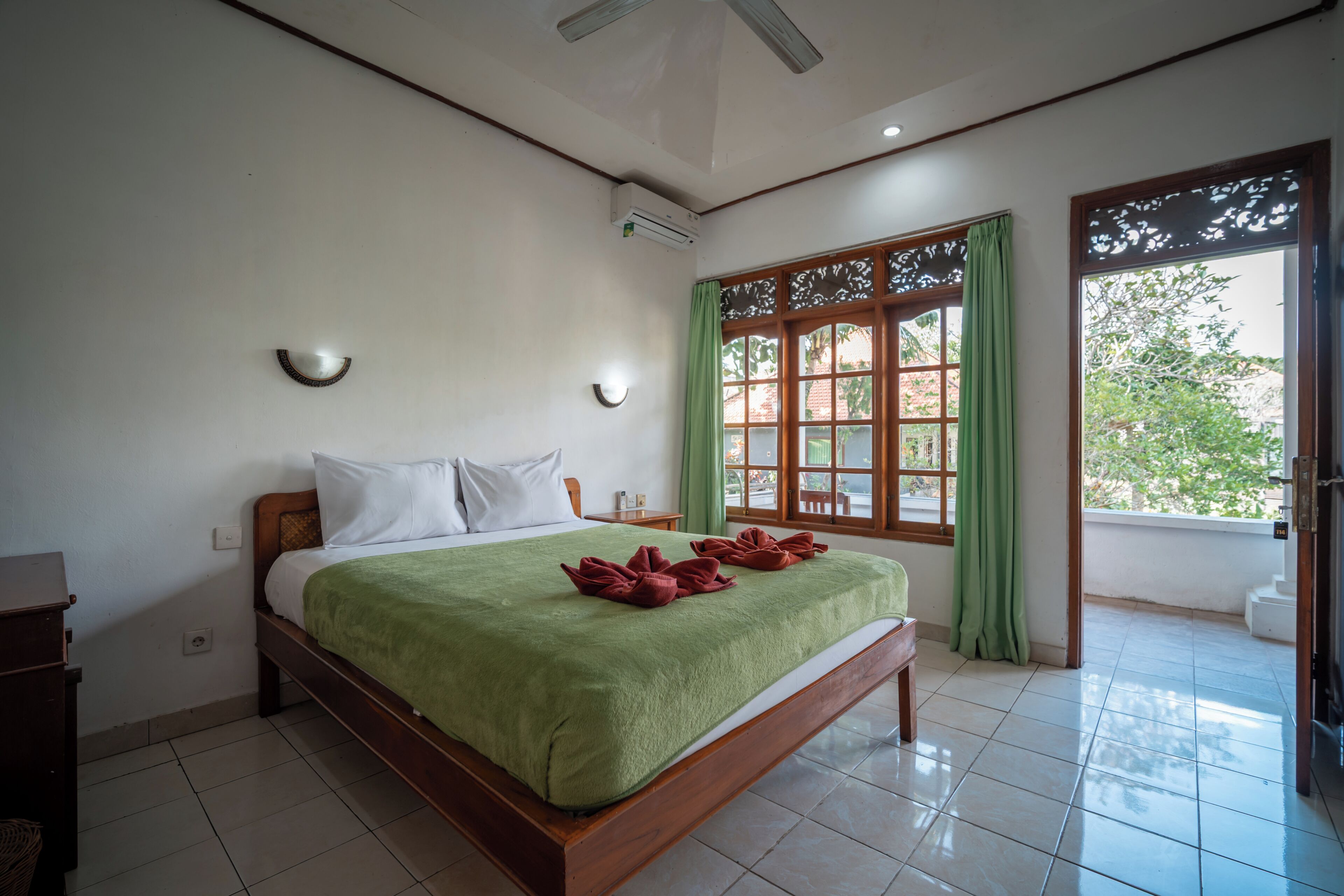 Perushuone, 1 keskisuuri parisänky, näköala puutarhaan | Tallelokero huoneessa, työpöytä, ilmainen Wi-Fi