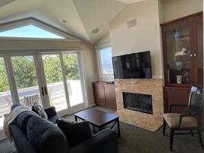 Smart TV, fireplace, DVD player - Perfect Laguna Beach Vacation-ocean views/beach across street/town 1 block (Laguna Beach)
