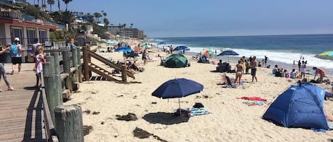 Nära stranden, solstolar och strandhanddukar