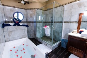 Bañera, secador de pelo, toallas y papel higiénico