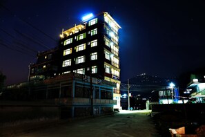 Fassade der Unterkunft – Abend/Nacht