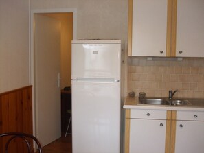 Réfrigérateur, micro-ondes, plaque de cuisson, cafetière/bouilloire