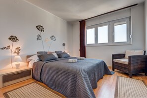 2 makuuhuonetta, silitysrauta/-lauta, ilmainen Wi-Fi, vuodevaatteet