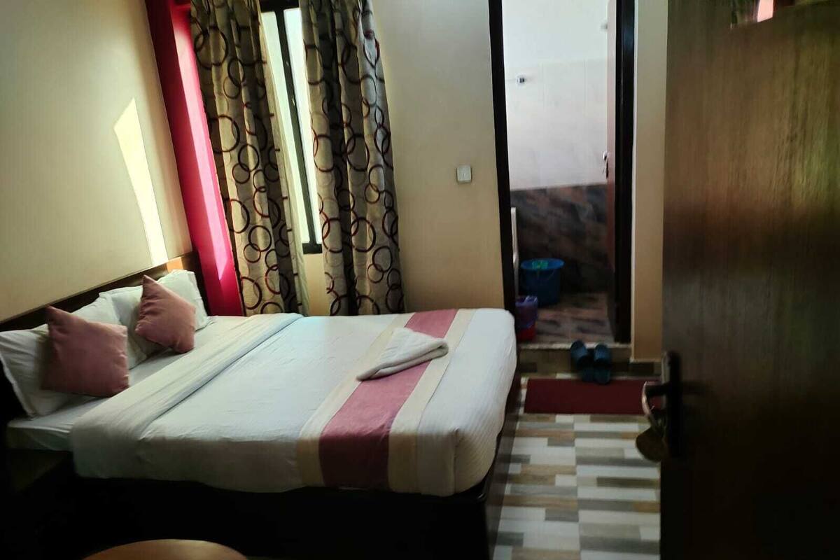 Deluxe Studio | In-room safe, desk, soundproofing, WiFi (free)