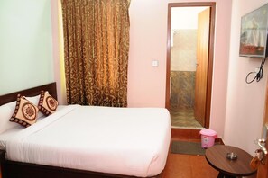 Shower, free toiletries, slippers, towels - Rameshworam Hotel (Kathmandu)