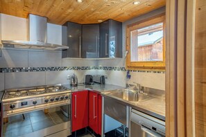 Fridge, microwave, oven, stovetop - Luxurious chalet Méribel Center, 10 people (Méribel)