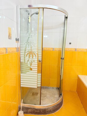 奢華雙人房, 1 間臥室 | 浴室 | 淋浴設備、免費盥洗用品、吹風機、毛巾