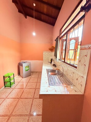 Habitación de lujo doble, 1 habitación | Cocina privada | Frigorífico y cafetera o tetera