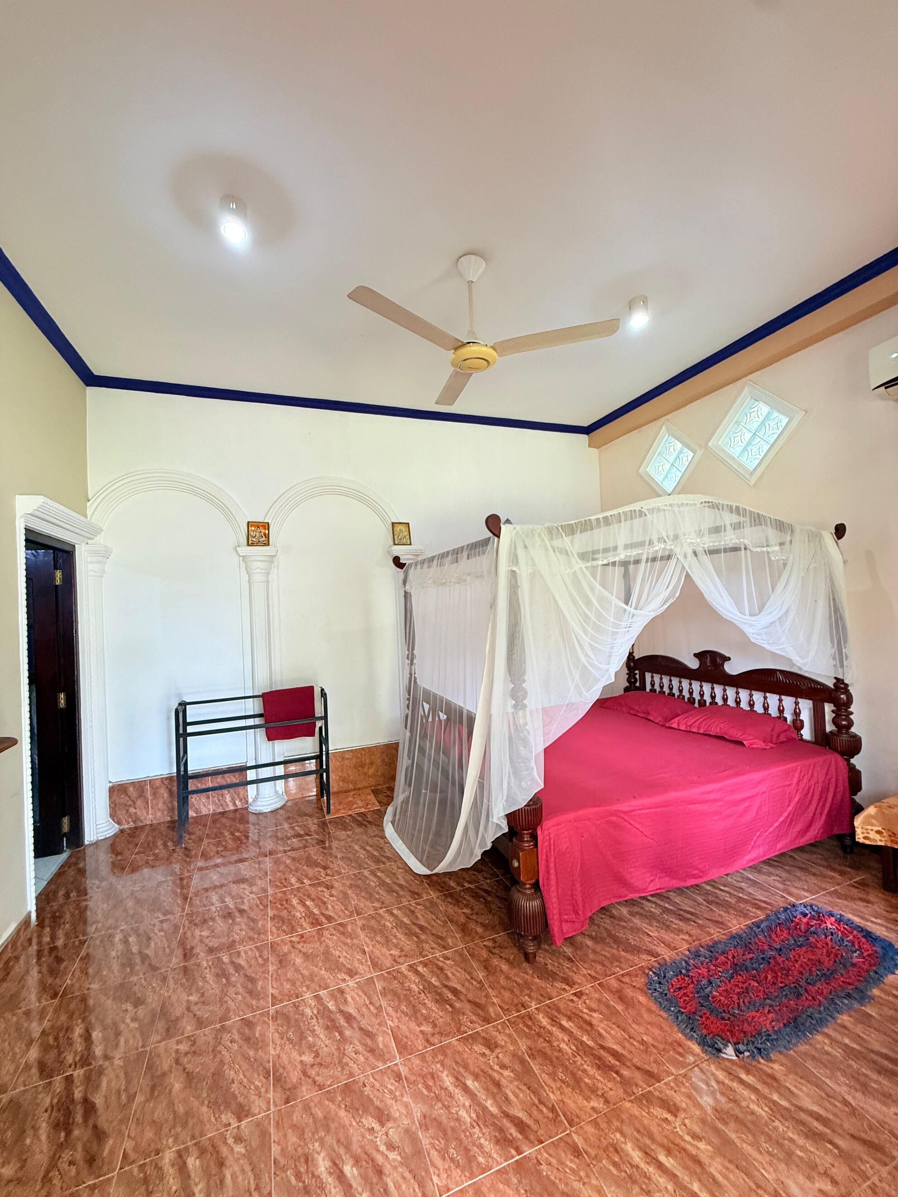 Kamar Double | Meja kerja, setrika/meja setrika, dan Internet kabel gratis