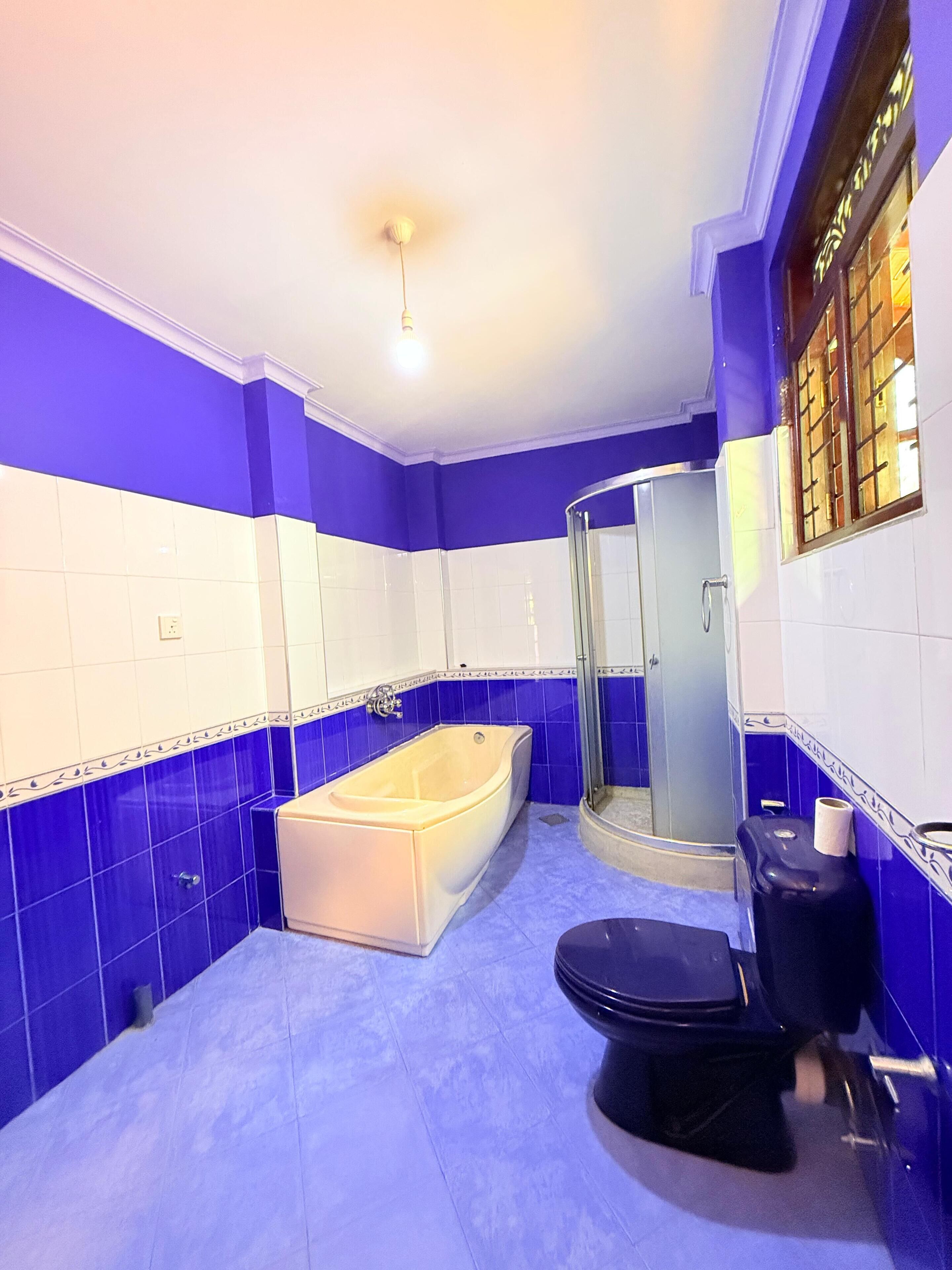 Luxe tweepersoonskamer, 1 slaapkamer | Badkamer | Een douche, gratis toiletartikelen, een haardroger, handdoeken