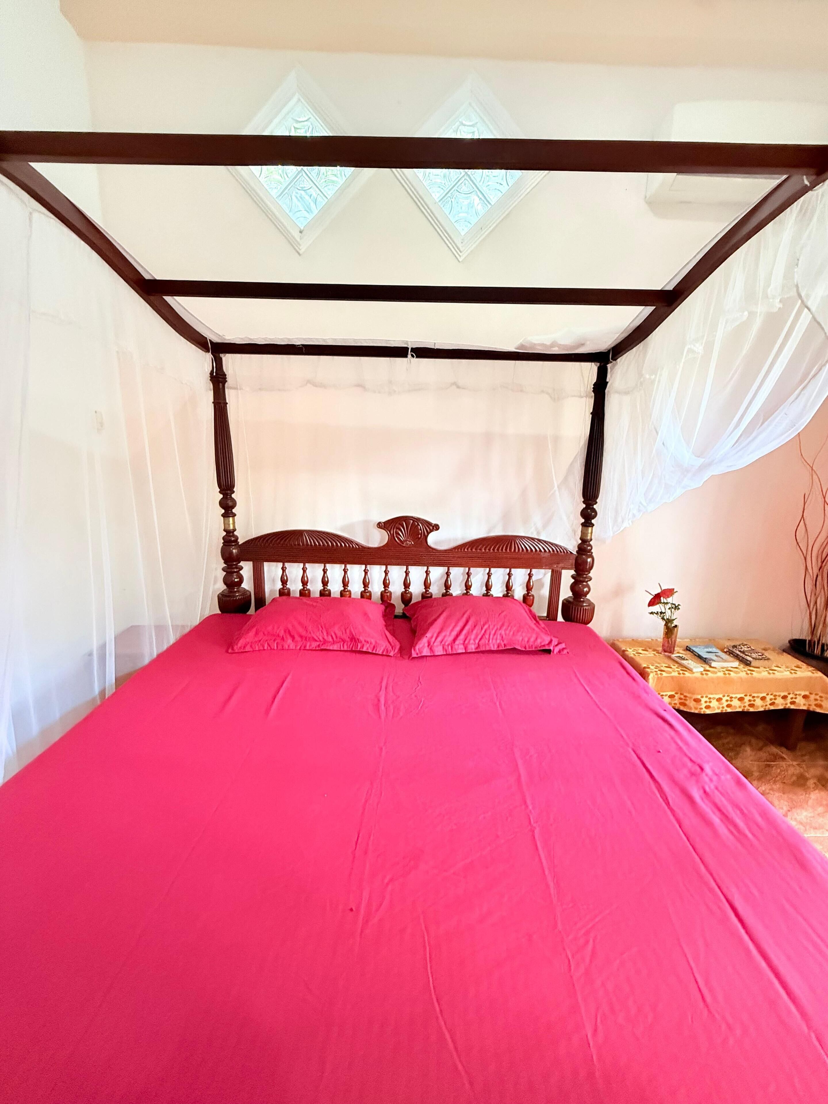 Double Room | Desk, iron/ironing board, free wired internet, bed sheets