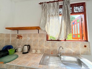 Luxury Double Room, 1 Bedroom | Private kitchen | Fridge, coffee/tea maker - Utopia villa (Hikkaduwa)