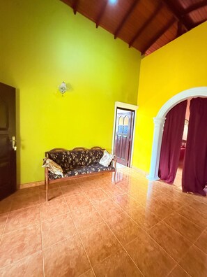 奢华双人房, 1 间卧室 | 办公桌、熨斗/熨衣板、免费高速有线上网、床单